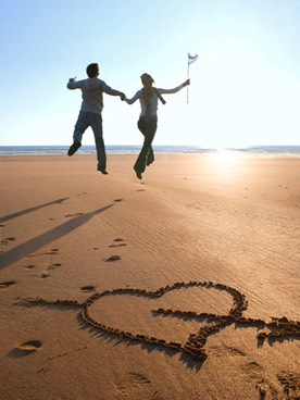 happycoupleonbeach1